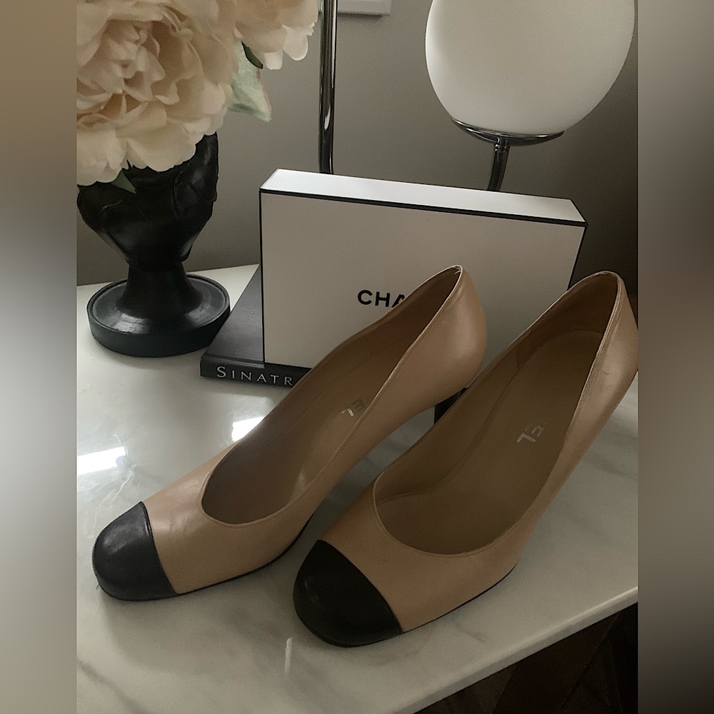 - CHANEL Capped toe Round Heels In nude & Black Size 41 - Picture 5 of 13